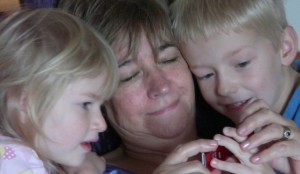 Dot got an iPod from David for her birthday. Amy and Oliver were fascinated.